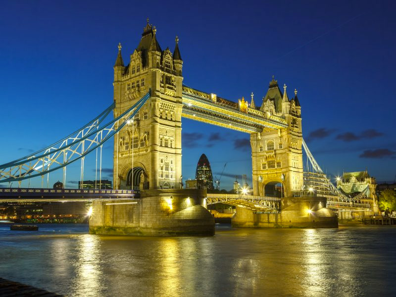 London Romantic Getaway to Celebrate First Anniversary