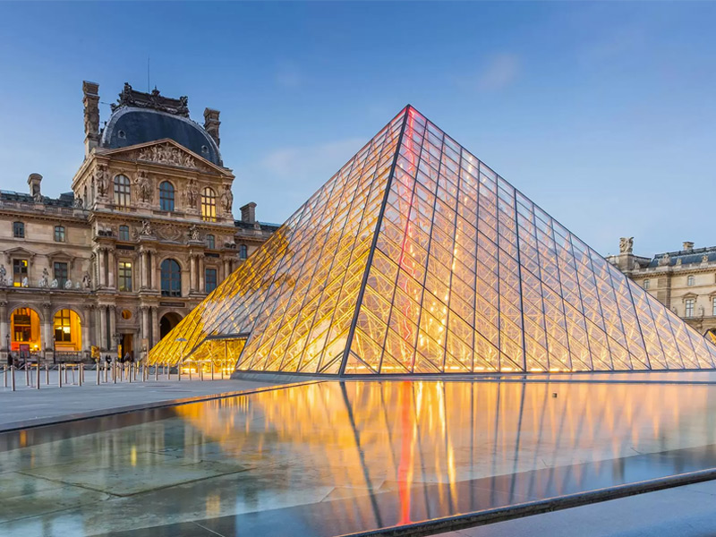 Paris Romantic Getaway to Celebrate First Anniversary